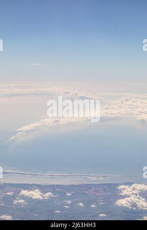 Der Himmel und die Küste, von oben, vom Flugzeug aus Stockfoto