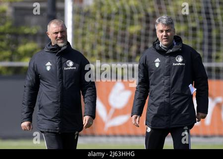 ROTTERDAM - (lr) Feyenoord Assistant Coach John de Wolf, Feyenoord Assistant Coach Marino Pusic. Während der Trainingseinheit vor dem Spiel zwischen Feyenoord und Olympique Marseille im Halbfinale der Konferenzliga beim Trainingscomplex 1908 am 27. April 2022 in Rotterdam, Niederlande. ANP GERRIT VAN COLOGNE Stockfoto