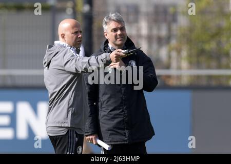 ROTTERDAM - (lr) Feyenoord Trainer Arne Slot, Feyenoord Trainer Marino Pusic während der Trainingseinheit vor dem Spiel zwischen Feyenoord und Olympique Marseille im Halbfinale der Konferenzliga am Trainingscomplex 1908 am 27. April 2022 in Rotterdam, Niederlande. ANP GERRIT VAN COLOGNE Stockfoto
