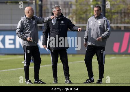 ROTTERDAM - (lr) Feyenoord Trainer Arne Slot , Feyenoord Trainer Marino Pusic , Feyenoord Torwarttrainer Khalid Benlahsen während der Trainingseinheit vor dem Spiel zwischen Feyenoord und Olympique Marseille im Halbfinale der Konferenzliga am Trainingscomplex 1908 am 27. April 2022 in Rotterdam, Niederlande. ANP GERRIT VAN COLOGNE Stockfoto