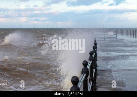 HERNE BAY: An einem kalten und stürmischen Februarabend bei Flut schlagen Wellen gegen den Hampton Pier. Stockfoto