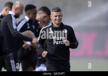 ROTTERDAM - Bryan Linssen von Feyenoord während des Trainings vor dem Spiel zwischen Feyenoord und Olympique Marseille im Halbfinale der Konferenzliga im Trainingscomplex 1908 am 27. April 2022 in Rotterdam, Niederlande. ANP GERRIT VAN COLOGNE Stockfoto