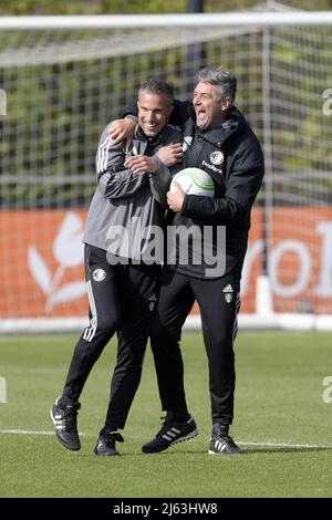 ROTTERDAM - (lr) Feyenoord Assistant Coach Robin van Persie, Feyenoord Assistant Coach Marino Pusic während der Trainingseinheit vor dem Spiel zwischen Feyenoord und Olympique Marseille im Halbfinale der Konferenzliga am Trainingscomplex 1908 am 27. April 2022 in Rotterdam, Niederlande. ANP GERRIT VAN COLOGNE Stockfoto