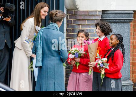 27.. April 2022, London, Großbritannien. HRH, die Prinzessin Royal, Patron, das Royal College of Hebammen (RCM) und HRH, die Herzogin von Cambridge, Patron, das Royal College of Obstetricians and Gynecologists (RCOG), überreichten Blumen von örtlichen Schulkindern, als sie das RCM- und RCOG-Hauptquartier in London verlassen. Amanda Rose/Alamy Live News Stockfoto