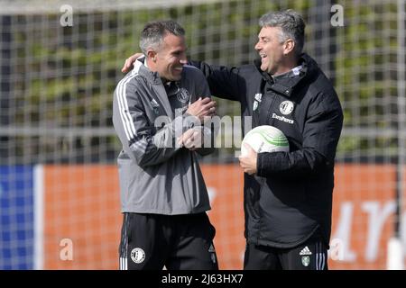 ROTTERDAM - (lr) Feyenoord Assistant Coach Robin van Persie, Feyenoord Assistant Coach Marino Pusic während der Trainingseinheit vor dem Spiel zwischen Feyenoord und Olympique Marseille im Halbfinale der Konferenzliga am Trainingscomplex 1908 am 27. April 2022 in Rotterdam, Niederlande. ANP GERRIT VAN COLOGNE Stockfoto