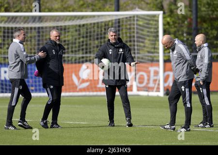 ROTTERDAM - (lr) Feyenoord Assistant Coach Robin van Persie , Feyenoord Assistant Coach John de Wolf , Feyenoord Assistant Coach Marino Pusic , Feyenoord Trainer Arne Slot während des Trainings vor dem Spiel zwischen Feyenoord und Olympique Marseille im Halbfinale der Konferenzliga am Trainingscomplex 1908 am 27. April 2022 in Rotterdam, Niederlande. ANP GERRIT VAN COLOGNE Stockfoto