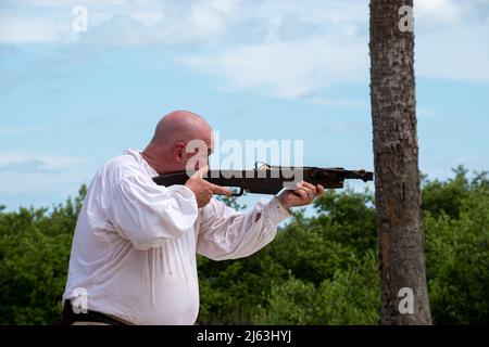 Eine historische Nachstellung eines spanischen Entdeckers, der eine Armbrust abfeuerte Stockfoto