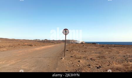 Straßenschild -30 km/h Tempolimit, auf einer unbefestigten Straße in der Nähe von Costa Teguise, Lanzarote Stockfoto