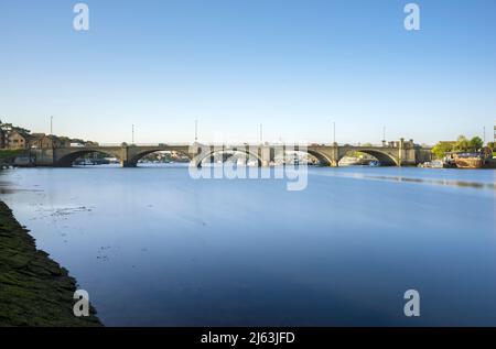 Die Cobden Bridge führt die Straße A3035 über den Fluss Itchen und verbindet die Viertel Bitterne und St. Denys in Southampton, England Stockfoto