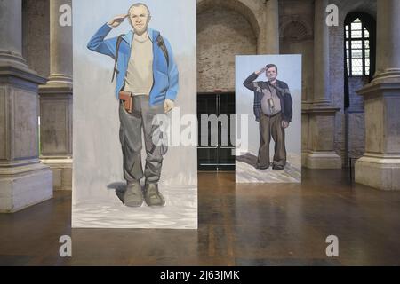 Verteidigung der Freiheit“. Ein militantes Kunstprojekt, das der Ukraine gewidmet ist, zu sehen in der Scuola Grande della Misericordia in Venedig, Italien, 27. April 2022 Stockfoto