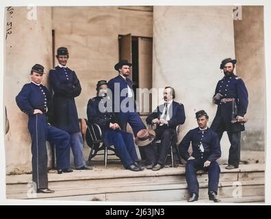 Brigadegeneral Gustavus A. DeRussy und Mitarbeiter auf den Stufen des Arlington House, Arlington, Virginia |. Mai 1864 | Alexander Gardner Stockfoto