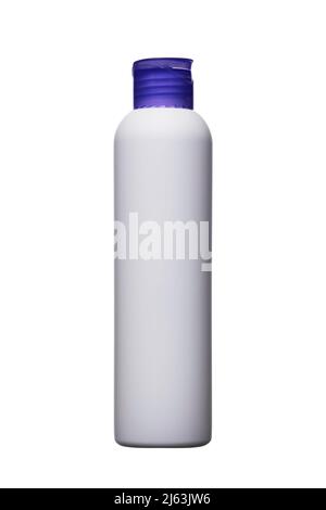 Unbeschriftete Shampoo-Flasche aus Kunststoff mit violettem Verschluss. Modell isoliert auf weißem Hintergrund Stockfoto