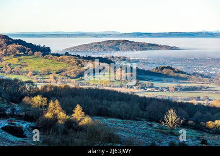 Eine Temperaturinversion, die Nebel verursacht, um das Valle of Gloucester, England, zu verdunkeln. Robinswood Hill steht klar. Stockfoto