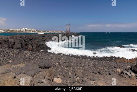 los juguetes de erjos - eine große Stahlskulptur; öffentliche Kunstinstallation in der Nähe von Playa de las Cucharas, Costa Teguise, Lanzarote Stockfoto