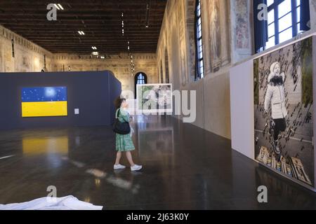 Verteidigung der Freiheit“. Ein militantes Kunstprojekt, das der Ukraine gewidmet ist, zu sehen in der Scuola Grande della Misericordia in Venedig, Italien, 27. April 2022 Stockfoto