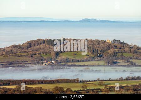 Eine Temperaturinversion, die Nebel verursacht, um das Valle of Gloucester, England, zu verdunkeln. Churchdown Hill (Chosen Hill) steht frei. Stockfoto