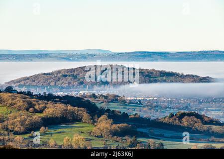 Eine Temperaturinversion, die Nebel verursacht, um das Valle of Gloucester, England, zu verdunkeln. Robinswood Hill steht klar. Stockfoto