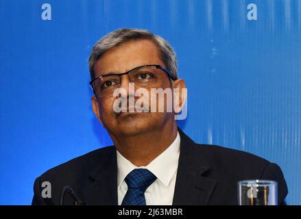 Mumbai, Indien. 27. April 2022. Die Vorsitzende der Life Insurance Corporation of India (LIC), Mangalam Ramasubramanian Kumar, wird während einer Pressekonferenz in Mumbai gesehen. Das erste öffentliche Angebot (IPO) wird am 4.. Mai 2022 öffentlich abonniert. (Foto von Ashish Vaishnav/SOPA Images/Sipa USA) Quelle: SIPA USA/Alamy Live News Stockfoto