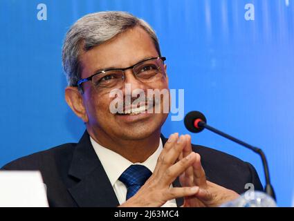 Mumbai, Indien. 27. April 2022. Die Vorsitzende der Life Insurance Corporation of India (LIC), Mangalam Ramasubramanian Kumar, lächelt während einer Pressekonferenz in Mumbai. Das erste öffentliche Angebot (IPO) wird am 4.. Mai 2022 öffentlich abonniert. (Foto von Ashish Vaishnav/SOPA Images/Sipa USA) Quelle: SIPA USA/Alamy Live News Stockfoto