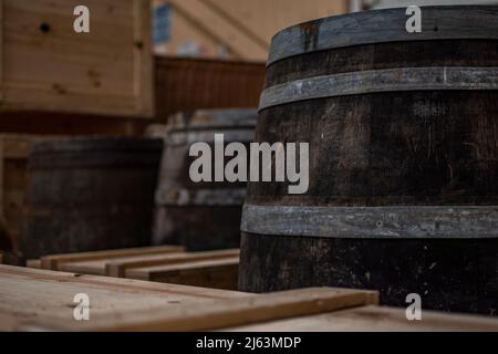 Old Oak Barrels and Containers at Blists Hill Victorian Town, Telford, Shropshire, England. Stockfoto