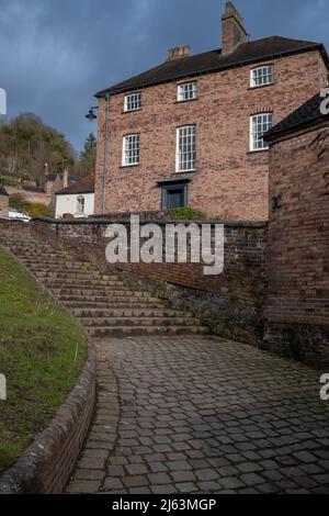 Altes Haus auf einer geschwungenen Treppe in der Ironbridge Gorge im Stadtteil Telford und Wrekin in Shropshire, England. Stockfoto