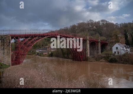 Die Eiserne Brücke über den Fluss Severn während einer Zeit hoher Überschwemmungen, Ironbridge Gorge im Stadtteil Telford und Wrekin in Shropshire, England. Stockfoto