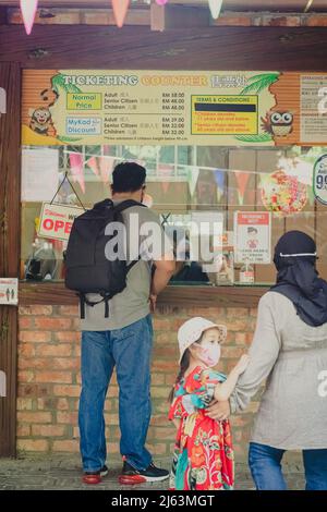 Kuala Lumpur, Malaysia - Oct 14, 2021 : Ticketschalter auf der Farm in der Stadt mit Besuchern. Stockfoto