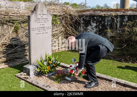 Dunmanway, West Cork, Irland. 27. April 2022. Heute ist der 100.. Jahrestag der Tötungen im Bandon Valley, bei denen 3 Männer aus Dunmanway getötet wurden. Greg Alexander, Methodistenminister, legt einen Kranz auf das Grab des 82-jährigen Opfers James Buttimer. Quelle: AG News/Alamy Live News Stockfoto