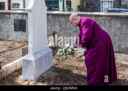 Dunmanway, West Cork, Irland. 27. April 2022. Heute ist der 100.. Jahrestag der Tötungen im Bandon Valley, bei denen 3 Männer aus Dunmanway getötet wurden. Der Bischof von Cork, Cloyne und Ross, Dr. Paul Colton, legt einen Kranz auf das Grab des 72-jährigen Opfers Francis Fitzmaurice. Quelle: AG News/Alamy Live News Stockfoto