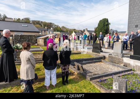 Dunmanway, West Cork, Irland. 27. April 2022. Heute ist der 100.. Jahrestag der Tötungen im Bandon Valley, bei denen 3 Männer aus Dunmanway getötet wurden. Der Bischof von Cork, Cloyne und Ross, Dr. Paul Colton, spricht, bevor er einen Kranz auf das Grab des 37-jährigen Opfers David Gray legt. Quelle: AG News/Alamy Live News Stockfoto