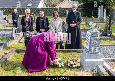 Dunmanway, West Cork, Irland. 27. April 2022. Heute ist der 100.. Jahrestag der Tötungen im Bandon Valley, bei denen 3 Männer aus Dunmanway getötet wurden. Der Bischof von Cork, Cloyne und Ross, Dr. Paul Colton, legt einen Kranz auf das Grab des 37-jährigen Opfers David Gray. Quelle: AG News/Alamy Live News Stockfoto