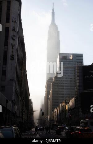 Stimmungsvoller Blick auf das Empire State Building in der 34. Street, Midtown Manhattan, New York, USA Stockfoto