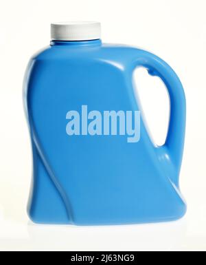 Eine leere, blaue, unbeschriftete Gallonflasche aus Kunststoff, die für Reinigungslösungen und Lösungsmittel verwendet wird. Er ist auf weißem Hintergrund isoliert. Stockfoto