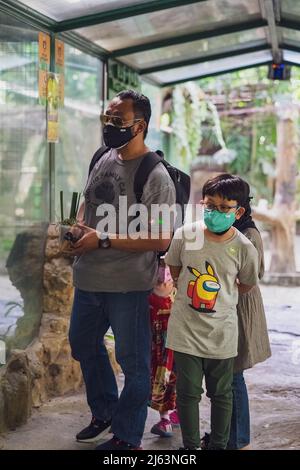 Kuala Lumpur, Malaysia - 14. Oktober 2021: Familienbesuch im Zoo. Bauernhof in der Stadt. Stockfoto