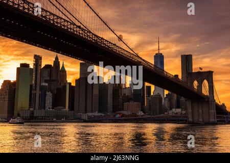 Sonnenuntergang über Manhattan, aufgenommen von DUMBO in Brooklyn, New York, USA Stockfoto