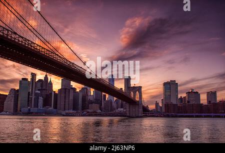 Sonnenuntergang über Manhattan, aufgenommen von DUMBO in Brooklyn, New York, USA Stockfoto