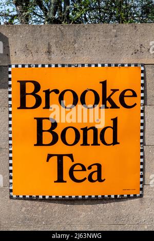 Vintage Emaille-Werbung für Brooke Bond Tea Stockfoto