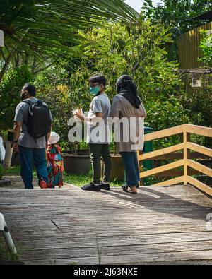 Familie verbringt Tag im Zoo. Bauernhof in der Stadt. Stockfoto