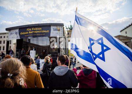 Berlin, Deutschland. 27. April 2022. Vor dem Brandenburger Tor versammelten sich Menschen zur letzten Kundgebung des 'Marsches des Lebens' gegen Judenhass und Antisemitismus und für Israel. Quelle: Christoph Soeder/dpa/Alamy Live News Stockfoto