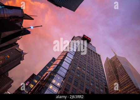 Der Times Square wurde vom Dach des Knickerbocker Hotels in Midtown Manhattan, New York, USA, eingefangen Stockfoto