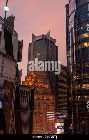 Der Times Square wurde vom Dach des Knickerbocker Hotels in Midtown Manhattan, New York, USA, eingefangen Stockfoto