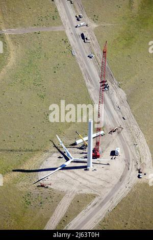 Eine Luftaufnahme der im Bau befindlichen Windenergieanlagen. Stockfoto
