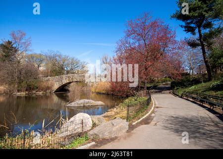 The Pond and Gapstow Bridge im Central Park in Manhattan, New York City, USA Stockfoto