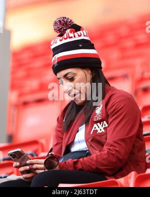 Liverpool, Großbritannien. 27. April 2022. Liverpool-Fans kommen zum Spiel Kredit: Nachrichtenbilder /Alamy Live Nachrichtenquelle: Nachrichtenbilder /Alamy Live Nachrichten Stockfoto