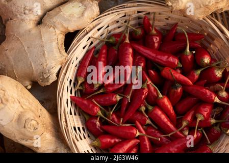 Korb mit Chili und Ingwer Stockfoto