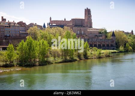 Das mittelalterliche historische Stadtzentrum von Albi, Frankreich, UNESCO-Weltkulturerbe, am Fluss Tarn, die Kathedrale an der Skyline und der Bischofspalast. Stockfoto