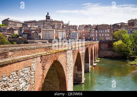 Das mittelalterliche historische Stadtzentrum von Albi, Oczitanien, Frankreich, das zum UNESCO-Weltkulturerbe gehört, liegt am Fluss Tarn. Stockfoto