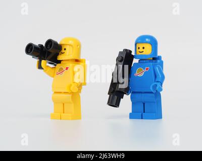 LEGO Classic Space, gelbe und blaue Raumfiguren, mit original Weltraumkamera und Helmen. Eingeführt 1978. Isoliert auf weißem Hintergrund. Stockfoto