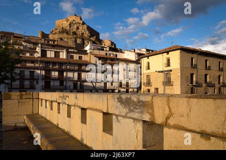 Straßen von Morella mit dem Schloss auf der Spitze des Berges bei Sonnenuntergang, Castellon, Spanien Stockfoto