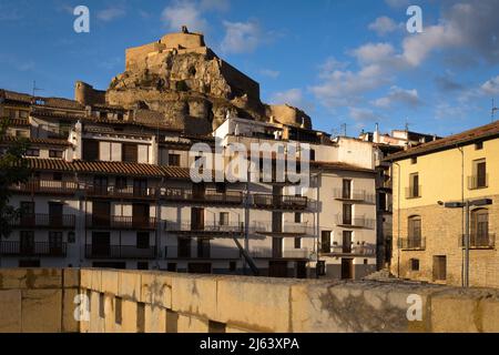 Straßen von Morella mit dem Schloss auf der Spitze des Berges bei Sonnenuntergang, Castellon, Spanien Stockfoto